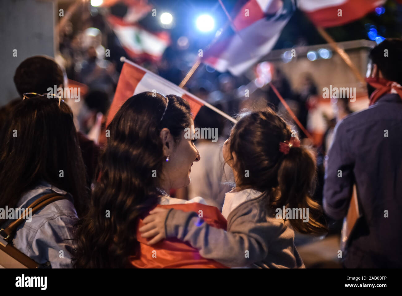 Rafik Hariri Airport Ankunft am Tag 37 der landesweite Proteste im Libanon. Libanesische Expats aus Frankreich und den Vereinigten Arabischen Emiraten nach Beirut, auf libanesische Tag der Unabhängigkeit, den Protesten anschließen. Stockfoto