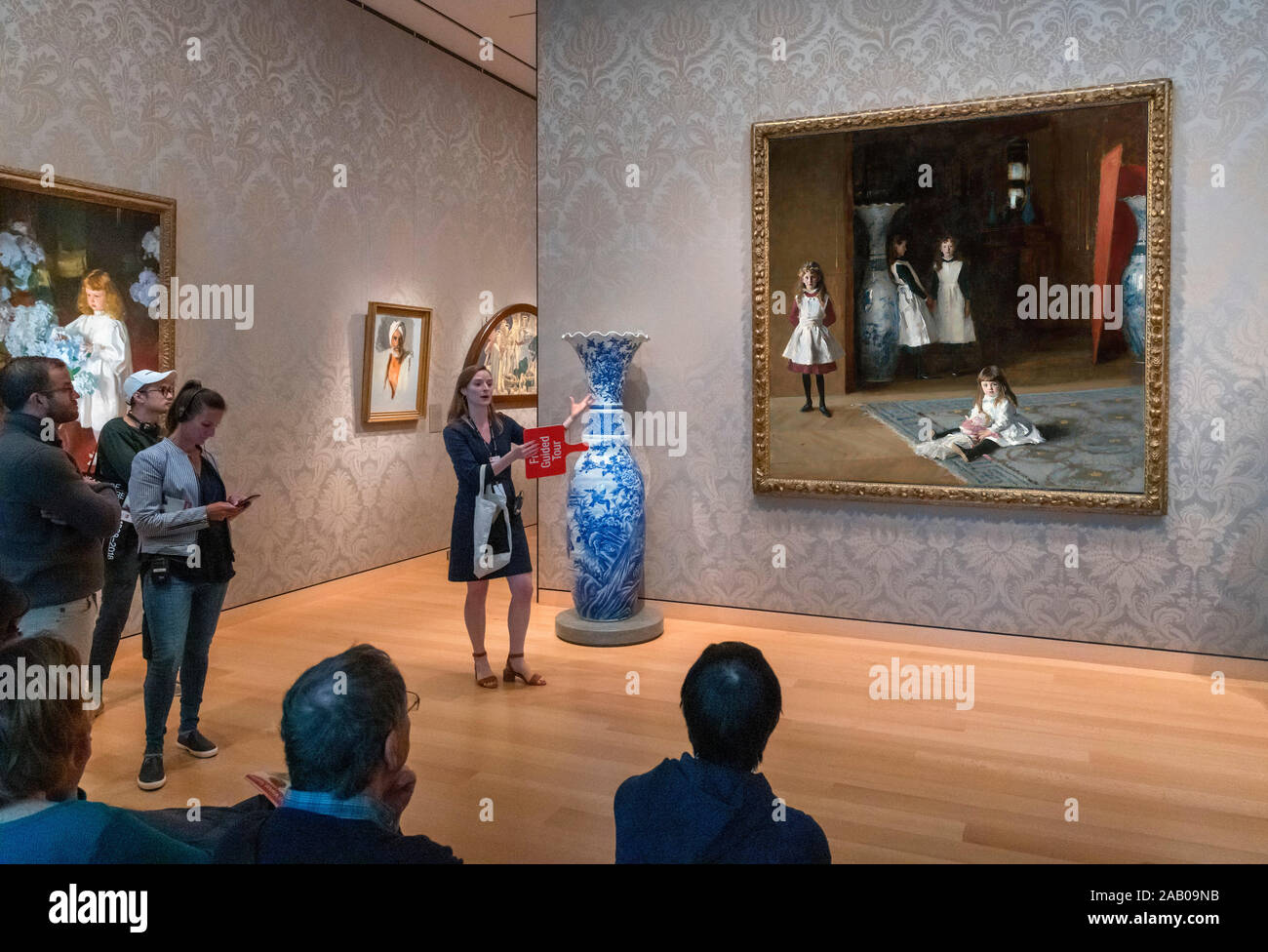 Geführte Tour vor der Töchter von Edward Darley Boit von John Singer Sargent, Museum der Bildenden Künste, Boston, Massachusetts, USA Stockfoto