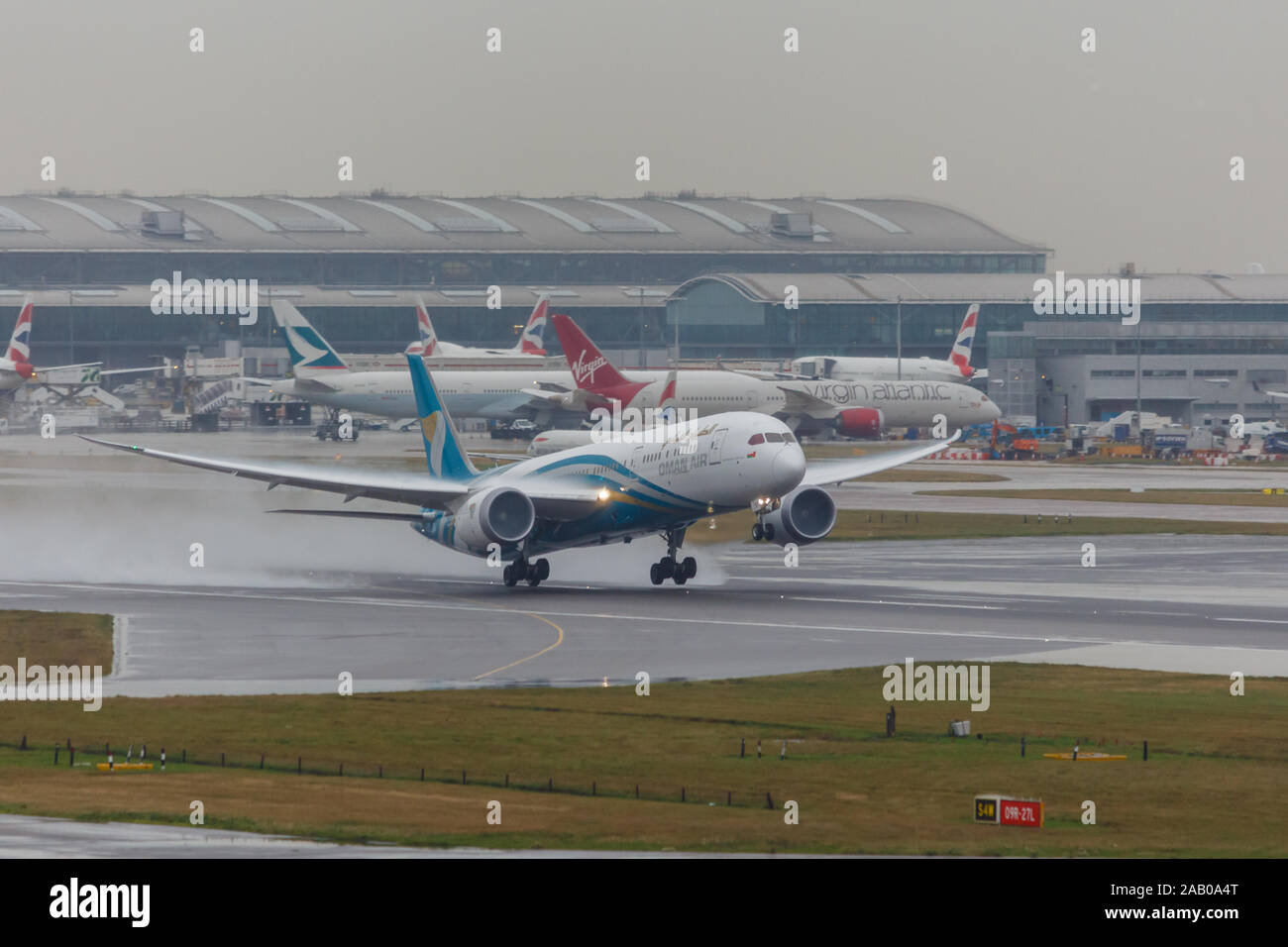 London, England - ca. 2019: Oman Air Boeing 787 Dreamliner vom Flughafen LHR Weg vom Flughafen LHR Stockfoto