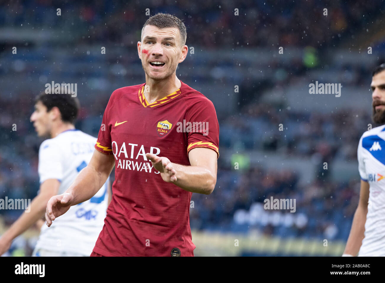 Edin Dzeko der AS Roma in Aktion während der italienischen Serie A Fußballspiel zwischen AS Roma und Brescia im Olympiastadion in Rom. (Endstand; AS Roma 3:0 Brescia) gesehen Stockfoto