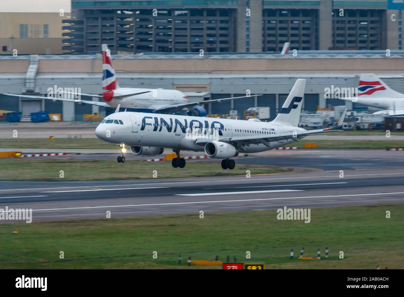 London, England - ca. 2019: Finnair Airbus A321 OH-LZM Landung am Flughafen London Heathrow Stockfoto