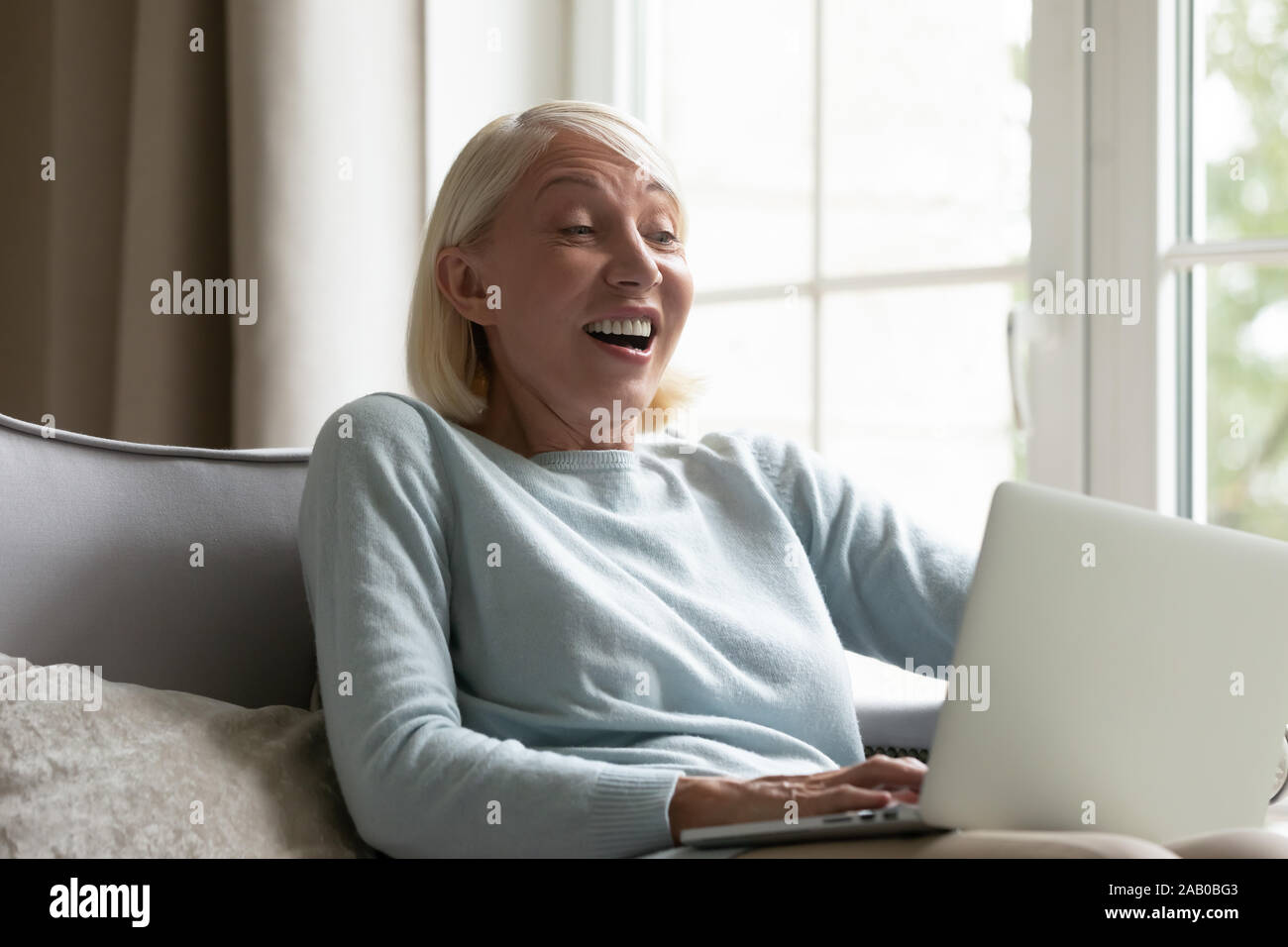 Frau auf der Suche nach Bildschirm fühlt sich schockiert unglaubliches Angebot erhalten Stockfoto