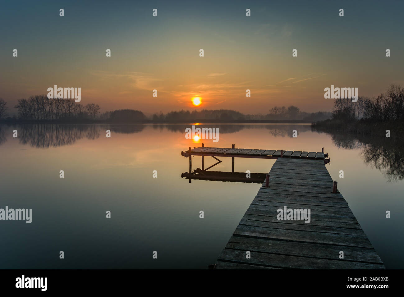 Holzsteg auf einem ruhigen See, Abend, Himmel, Sonnenuntergang, Stankow, Polen Stockfoto