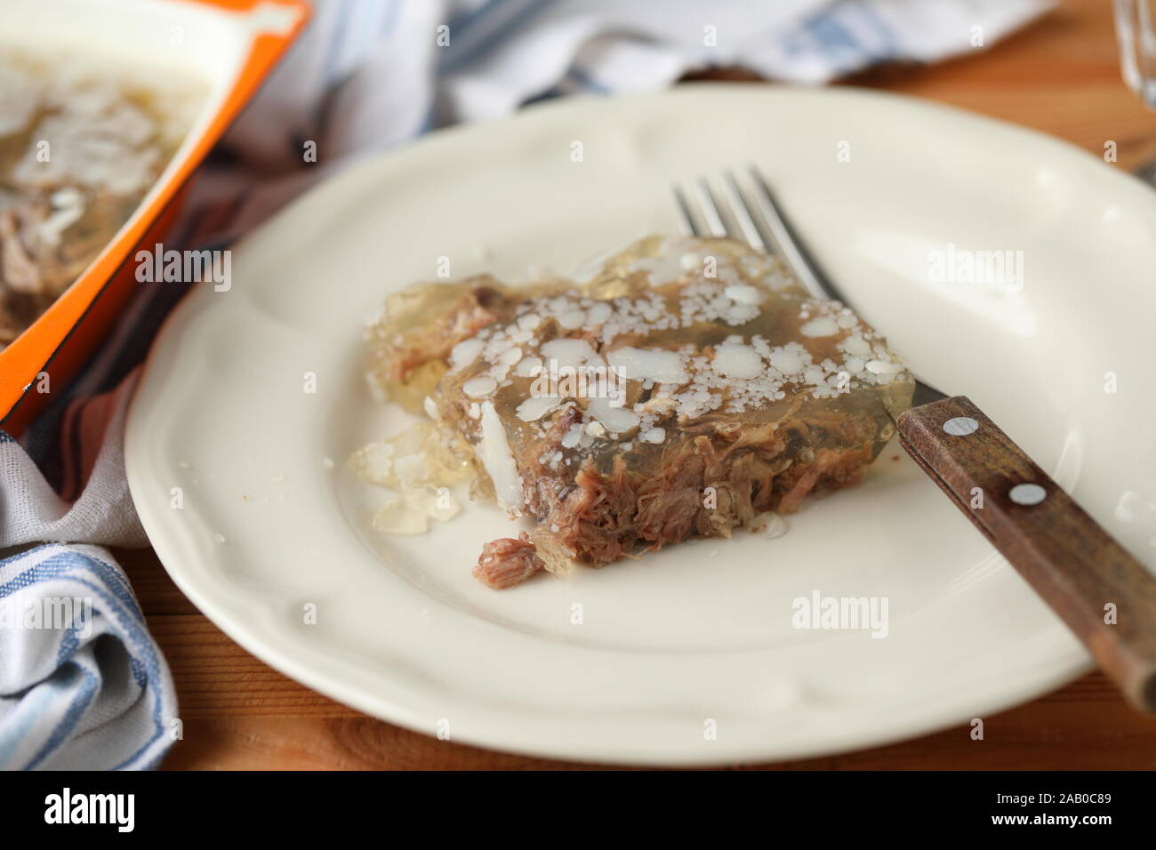 Russische kholodets, Rindfleisch Fleisch auf einem rustikalen Tisch Aspik Stockfoto