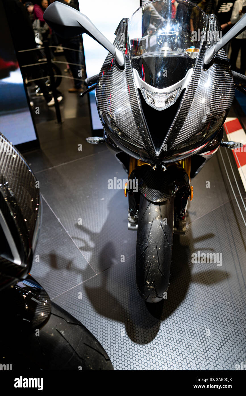 Triumph-Motorräder aus Carbon mit Moto2-Motor. Ein Rennen entwickelte 765cc  Triple Motor auf der Grundlage des Kraftwerks aus dem Street Triple RS  Stockfotografie - Alamy