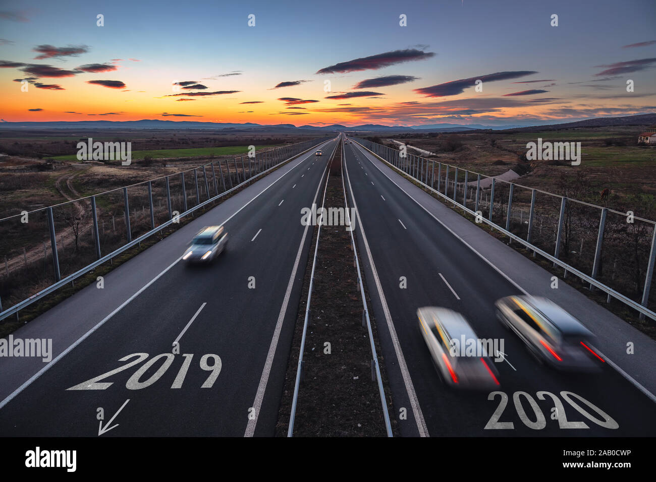 Fahren auf offener Straße im schönen sonnigen Tag zum neuen Jahr 2020. Luftaufnahme Stockfoto