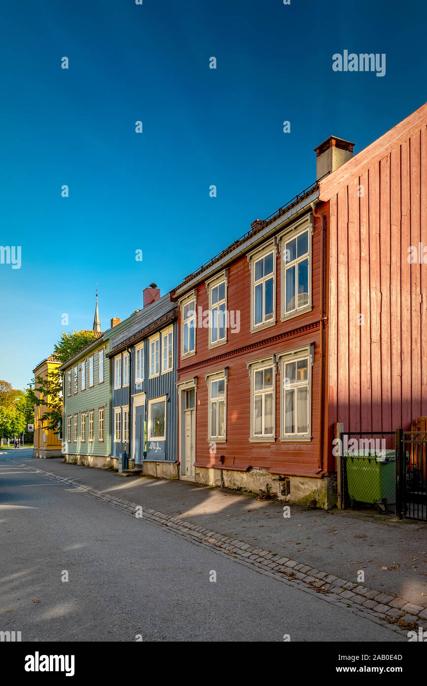 Eine der vielen malerischen Straßen in der norwegischen Stadt Trondheim. Stockfoto