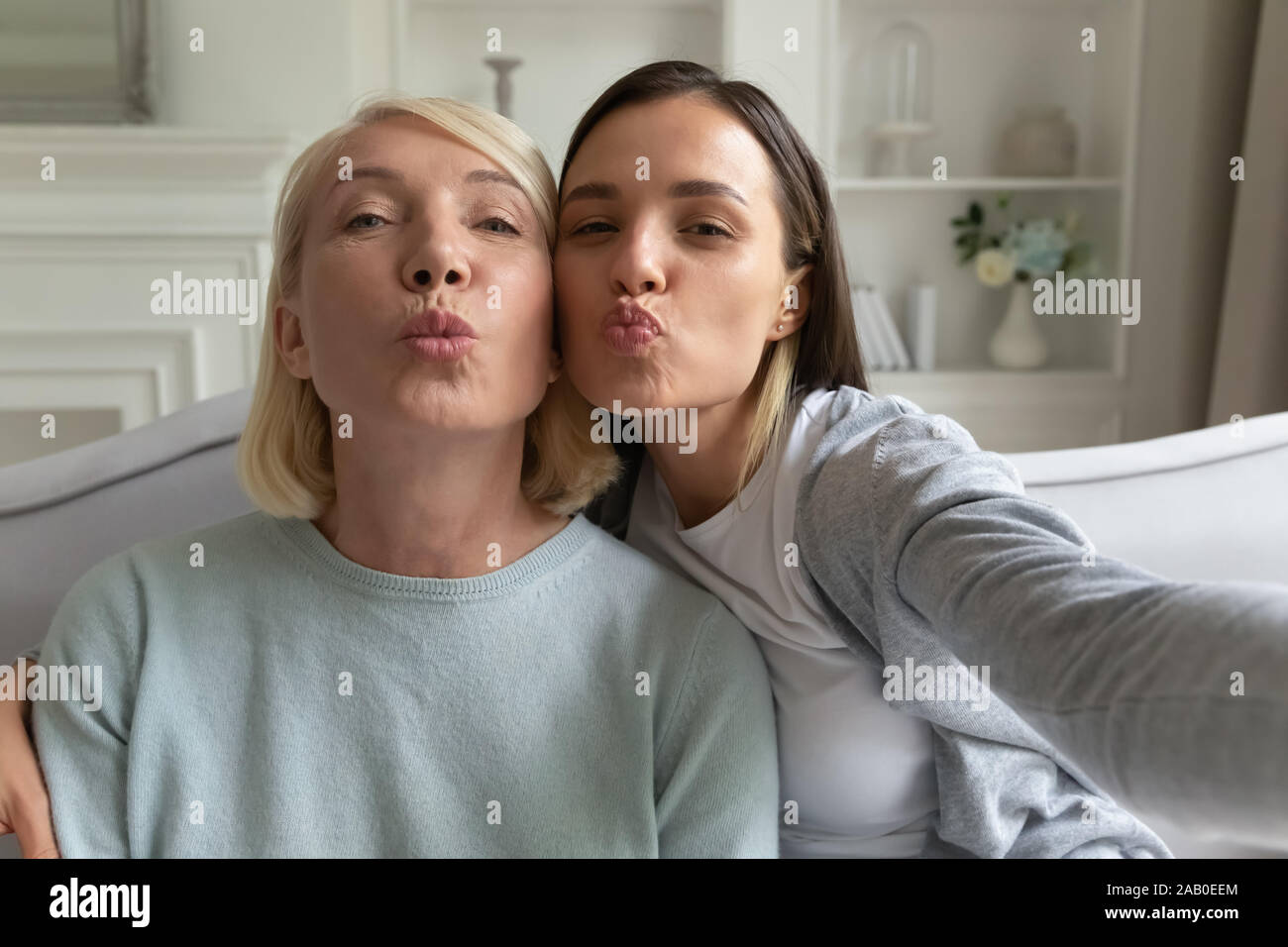 Mutter und erwachsene Tochter posiert, selfie Webcam Blick Stockfotografie  - Alamy