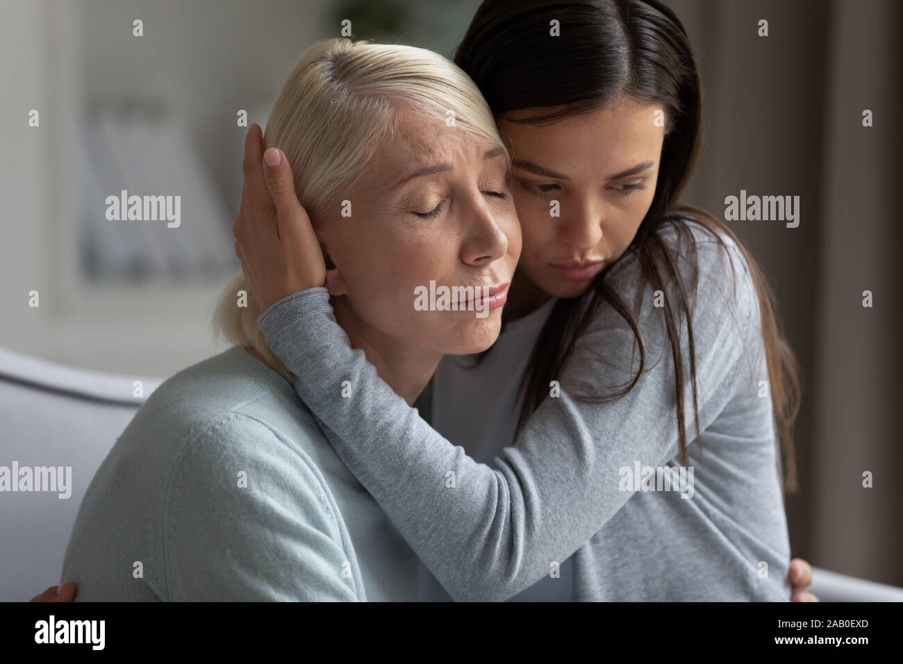 Mama teilen Probleme erwachsene Tochter umarmt beruhigt zeigte ihr Mitgefühl Stockfoto