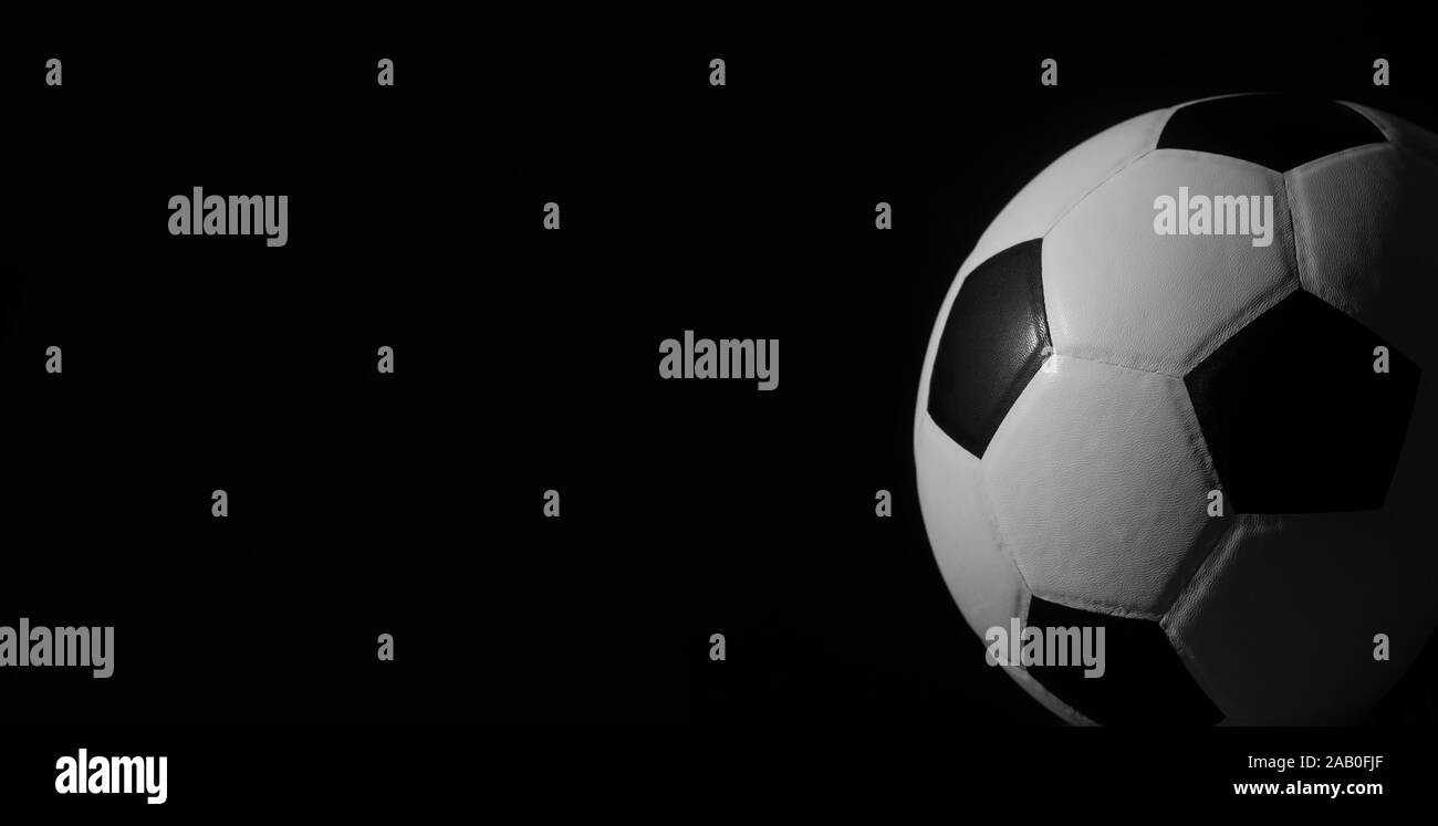 Nahaufnahme des Fußball-Ball auf schwarzem Hintergrund Stockfoto