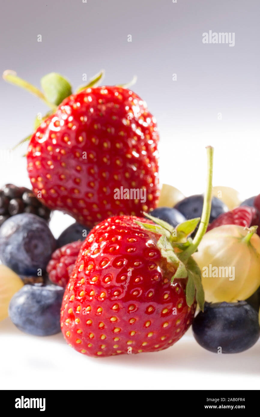 Eine Sammlung von Sommer Beeren, Erdbeeren, Heidelbeeren, Stachelbeeren und Himbeeren. Stockfoto