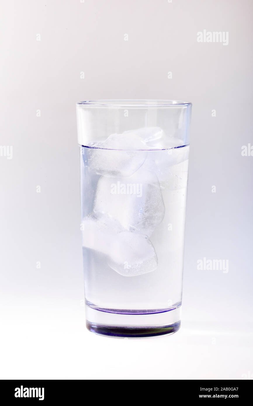 Studio Bild von Glas Wasser mit Eiswürfeln (mit clipping path) Stockfoto