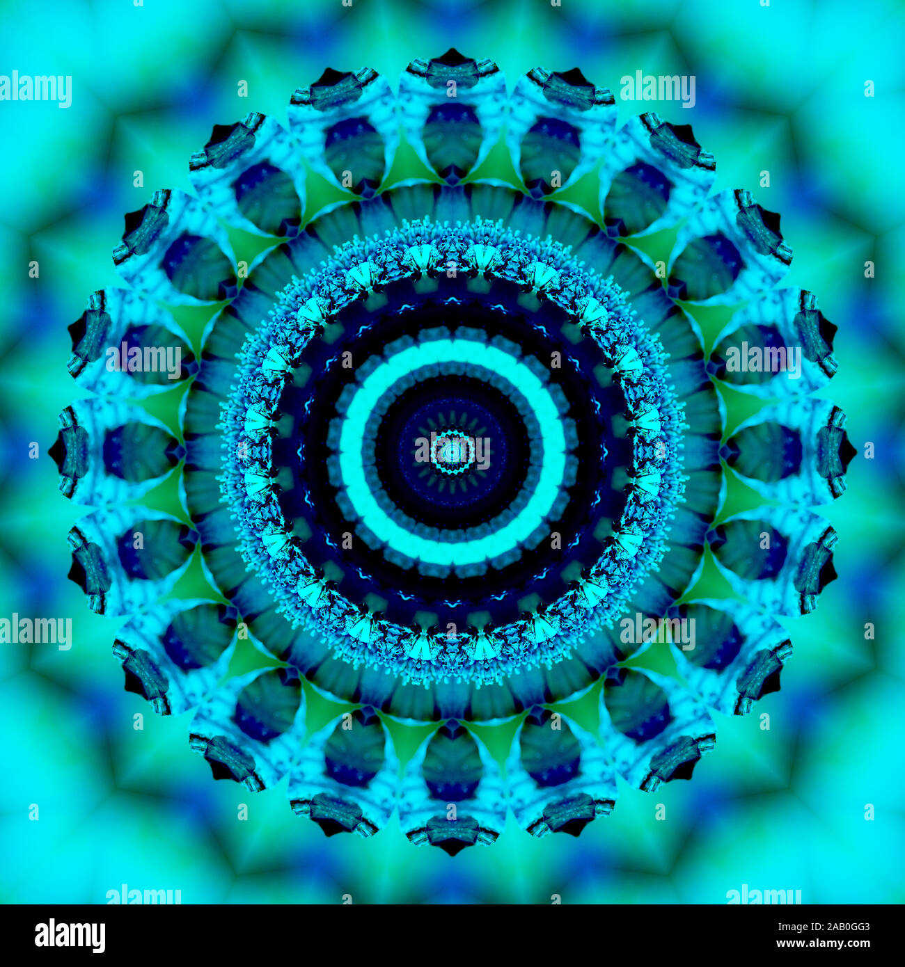 Florale kaleidoskopartige Muster. Geometrische Verzierung. Mandala. Zusammenfassung Hintergrund in Blau- und Grüntönen Stockfoto