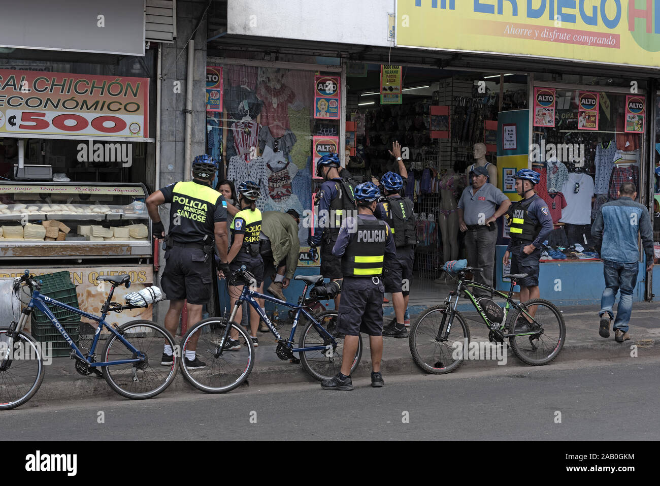 Polizei mit Fahrräder in der Innenstadt von ​​San Jose Costa Rica Stockfoto