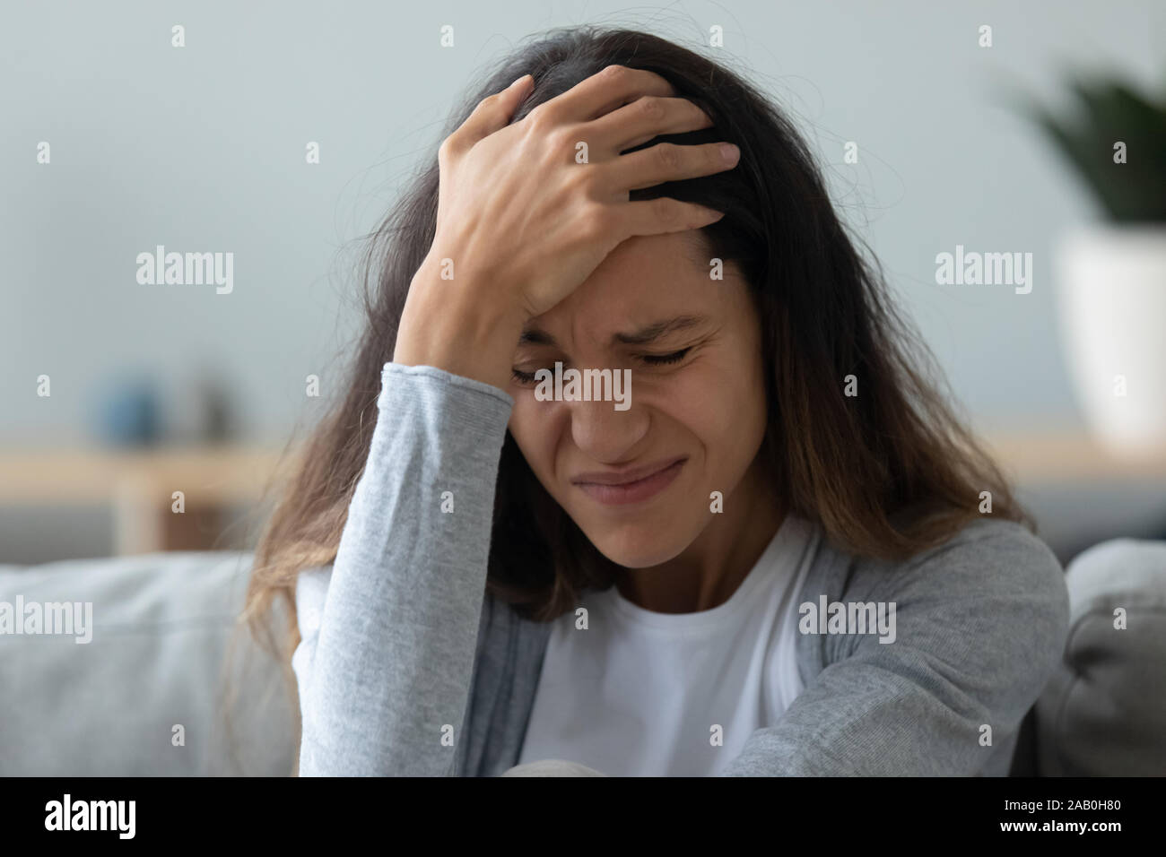 Frau weinen fühlt sich verzweifelt über scheidebrief oder unglückliche Liebe Stockfoto