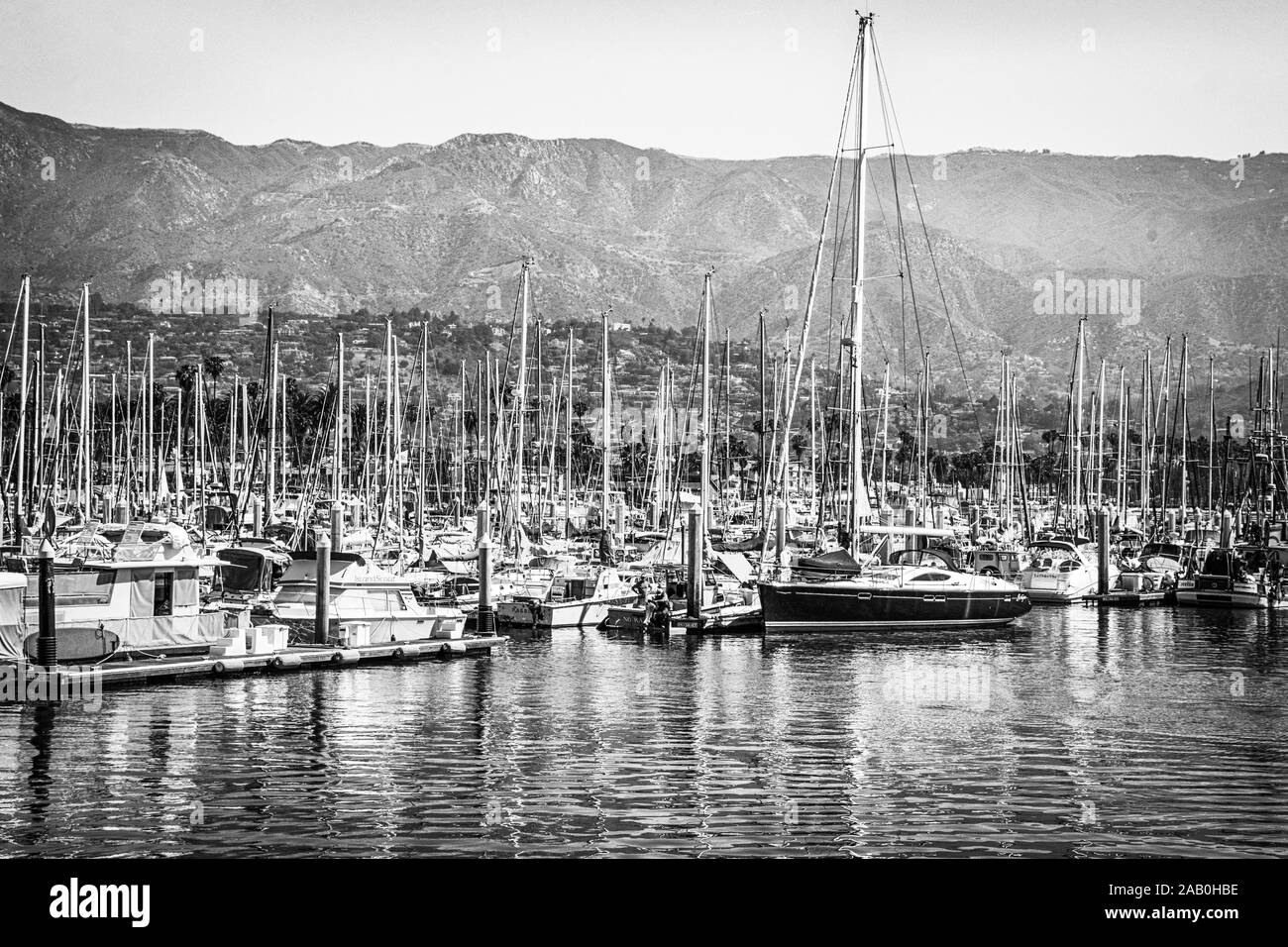Meistens Segelboote, angedockt an der Marina in den Hafen von Santa Barbara mit einer Fernsicht auf den Santa Ynez Mountains und Ausläufern in Santa Barbara, CA Stockfoto