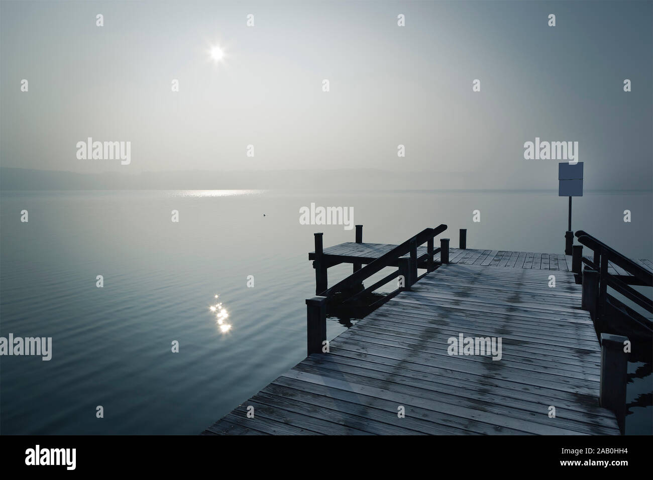 Ein schoener Bootssteg am Starnberger See, Deutschland, im Winter Stockfoto