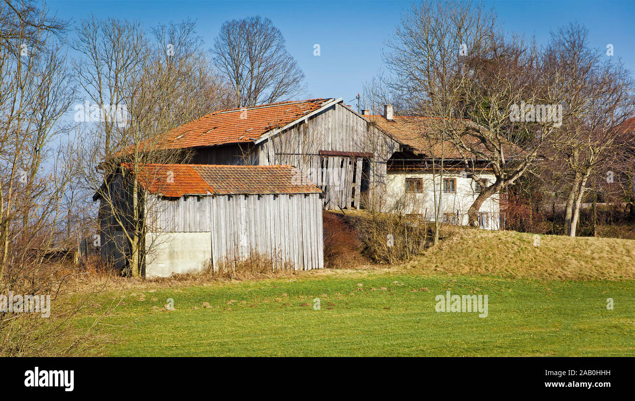 Ein altes Farmhaus auf dem Land in Bayern, Deutschland Stockfoto