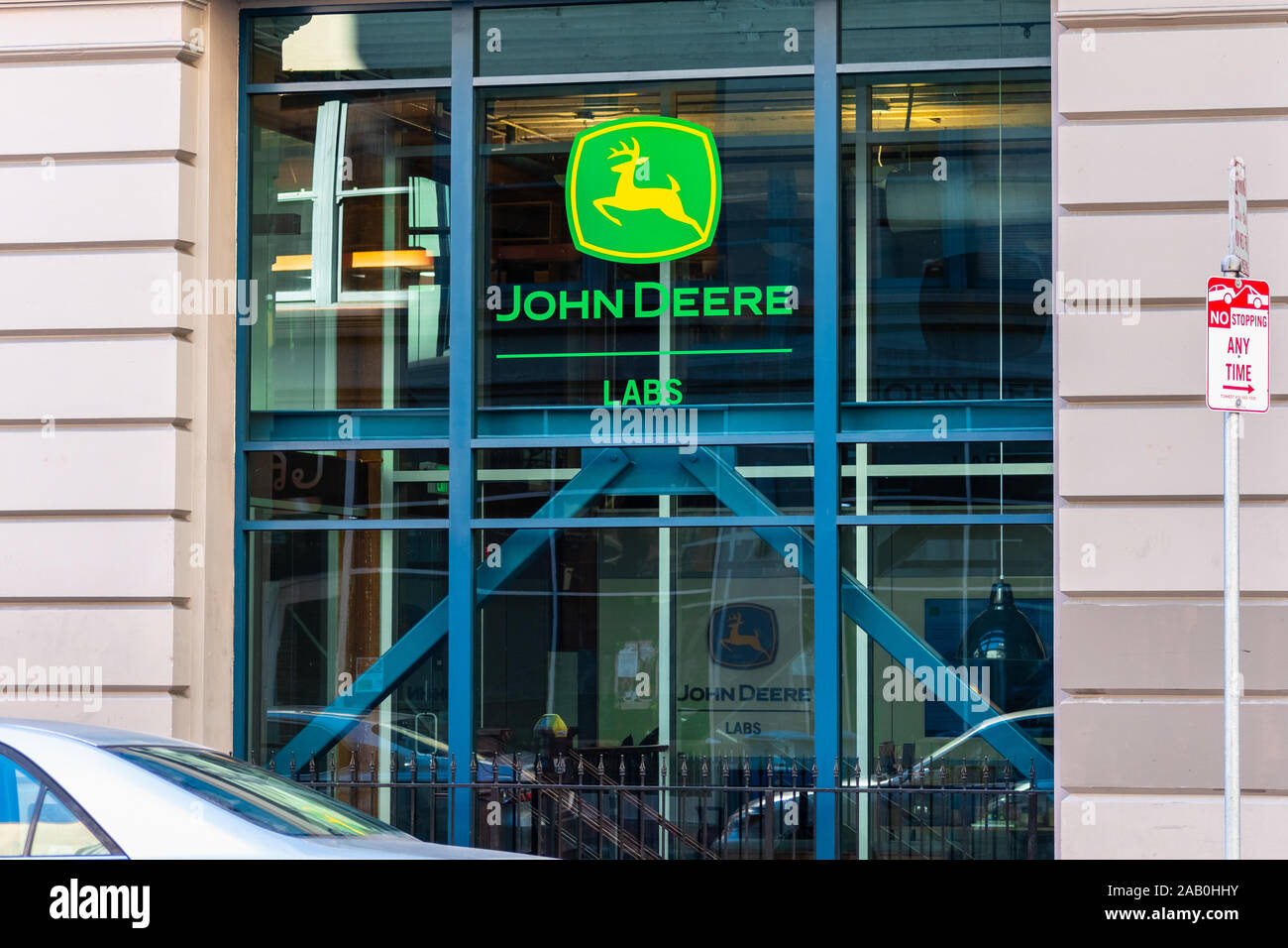 November 17, 2019 San Francisco/CA/USA - John Deere Bürogebäude; John Deere ist der Markenname von Deere & Company, ein amerikanischer Konzern, Manu Stockfoto
