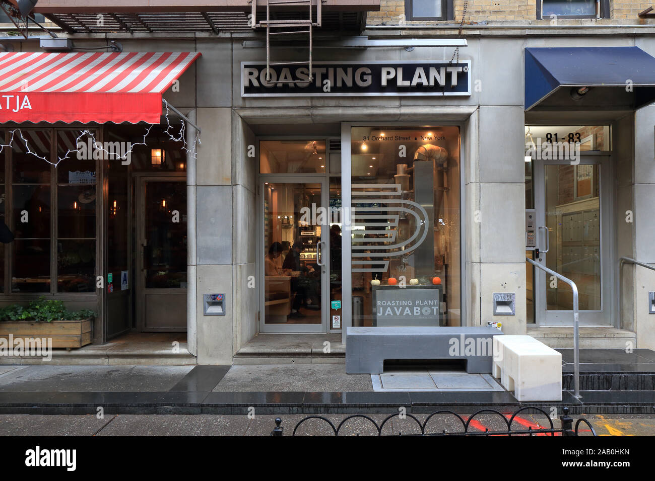 Rösterei, 81 Orchard Street, New York, NY. aussen Storefront eines automatisierten Coffee Shop in der Lower East Side von Manhattan Stockfoto