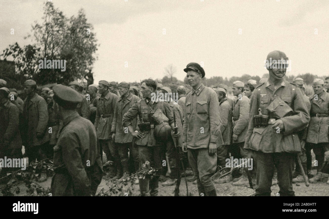 Foto von sowjetischen Kriegsgefangenen im Sommer 1941 Nach der deutschen Invasion der Sowjetunion. Stockfoto