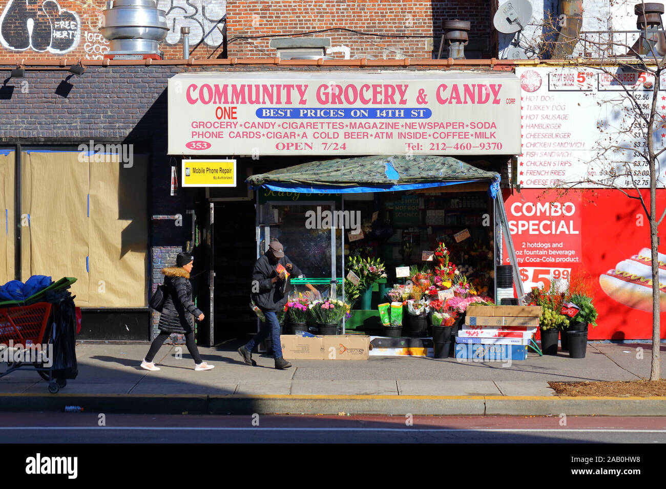 Gemeinschaft Lebensmittel & Candy, 353 East 14th Street, New York, NY. aussen Storefront eines Convenience Store im East Village in Manhattan Stockfoto