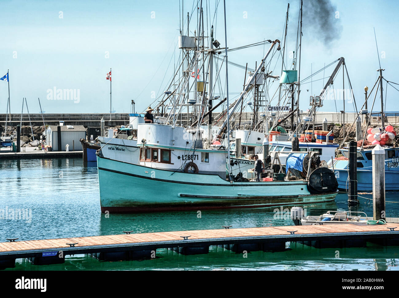Ein klassisches kommerzielles Fischerboot startet von den Docks der Marina im Santa Barbara Hafen in Südkalifornien Stockfoto