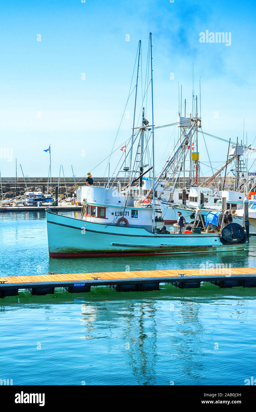 Eine gealterte kommerziellen Fischerboot bringt von den Docks der Marina in den Hafen von Santa Barbara, in Südkalifornien, Stockfoto