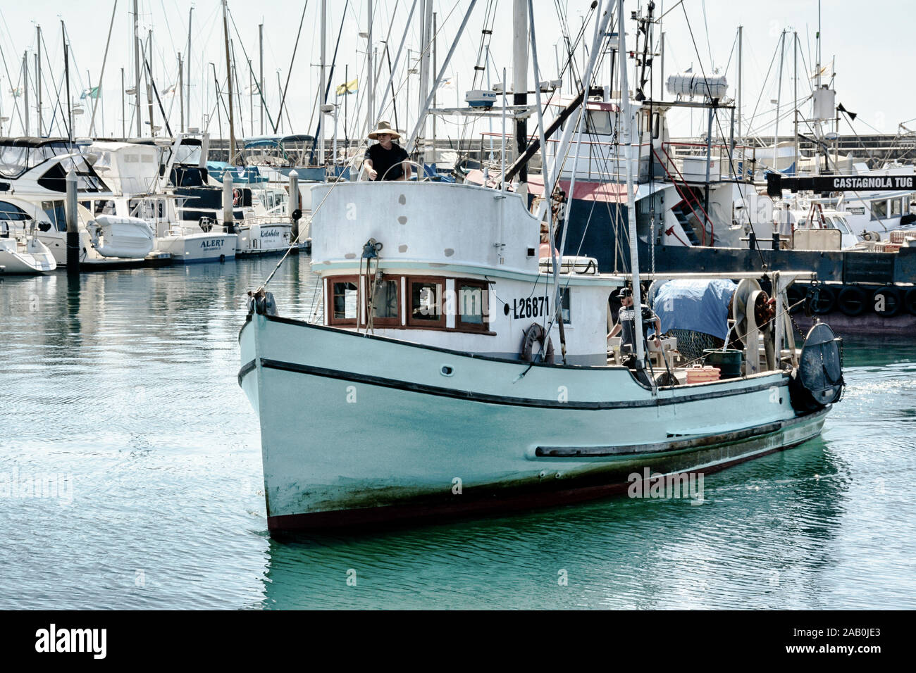 Eine gealterte kommerziellen Fischerboot bringt von den Docks der Marina in den Hafen von Santa Barbara, in Südkalifornien Stockfoto