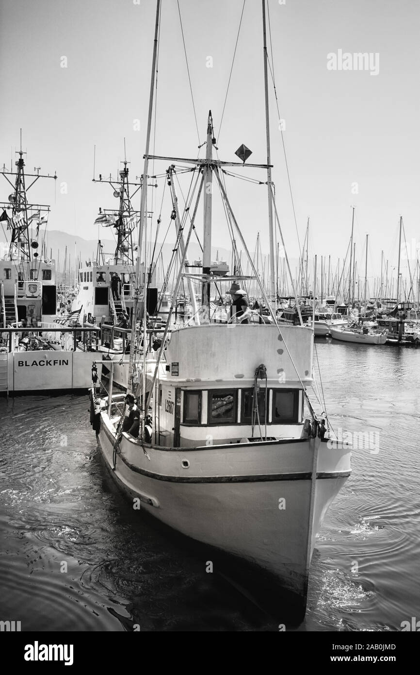 Eine gealterte kommerziellen Fischerboot bringt von den Docks der Marina in den Hafen von Santa Barbara, in Südkalifornien, Schwarz und Weiß Stockfoto