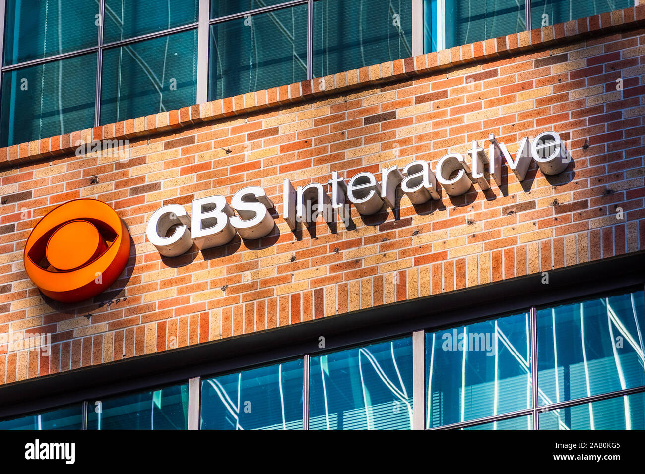 November 17, 2019 San Francisco/CA/USA - CBS Interactive Logo am Hauptsitz des Unternehmens; CBS Interactive Inc. ist ein amerikanisches Medienunternehmen, Teil Stockfoto