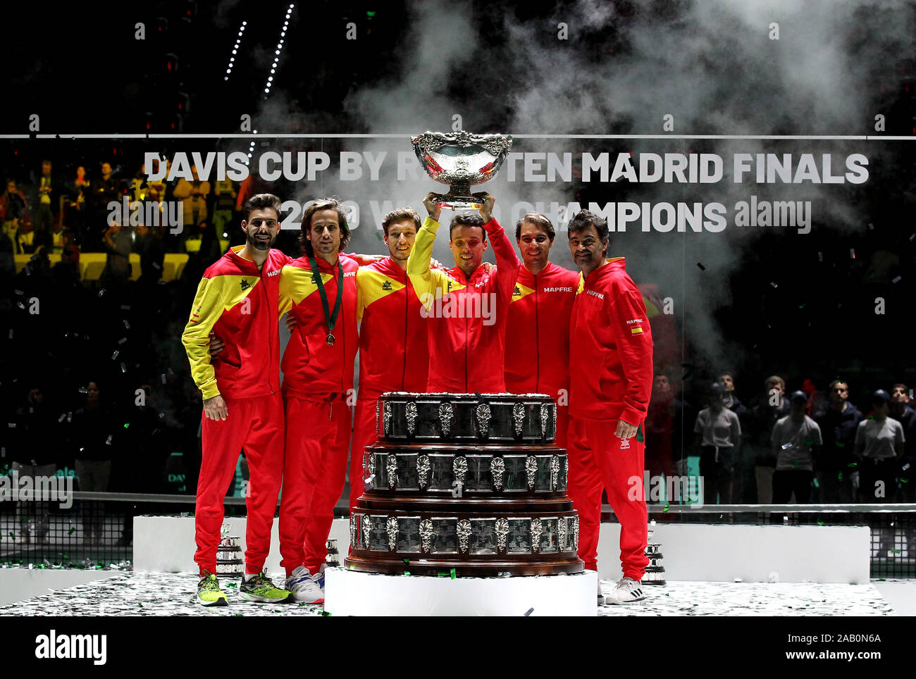 Madrid, Spanien. 23 Nov, 2019. Madrid Spanien; 24/11/2019. - Spanien, Weltmeister der Davis Cup Tennis nach dem Sieg gegen das kanadische Team, Rafael Nada, Roberto Bautista Agut, Pablo Carreño, Feliciano Lopez, Marcel Granollers, Sergi Bruguera capitan. Credit: Juan Carlos Rojas/Picture Alliance. | Verwendung weltweit/dpa/Alamy leben Nachrichten Stockfoto