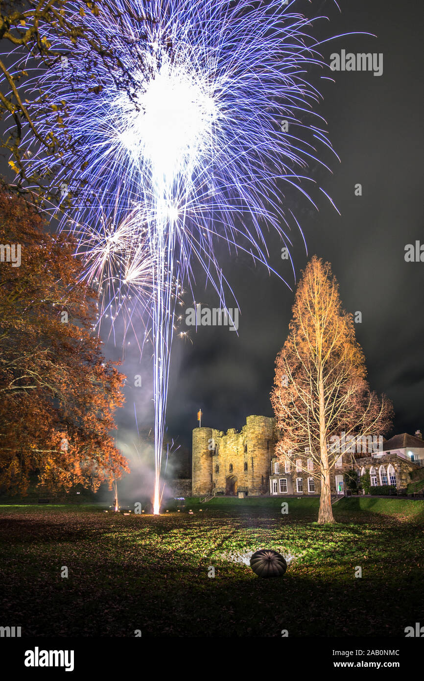 Schloss Feuerwerk Tonbridge, Kent, Vereinigtes Königreich. 24. November 2019. erleuchtet von Feuerwerk das Einschalten der Weihnachtsbeleuchtung zu markieren. Stockfoto