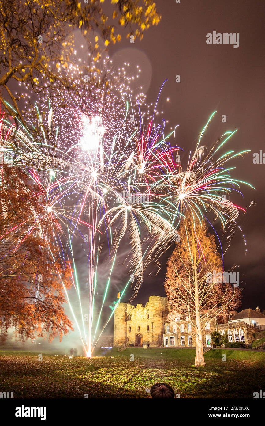 Schloss Feuerwerk Tonbridge, Kent, Vereinigtes Königreich. 24. November 2019. erleuchtet von Feuerwerk das Einschalten der Weihnachtsbeleuchtung zu markieren. Stockfoto