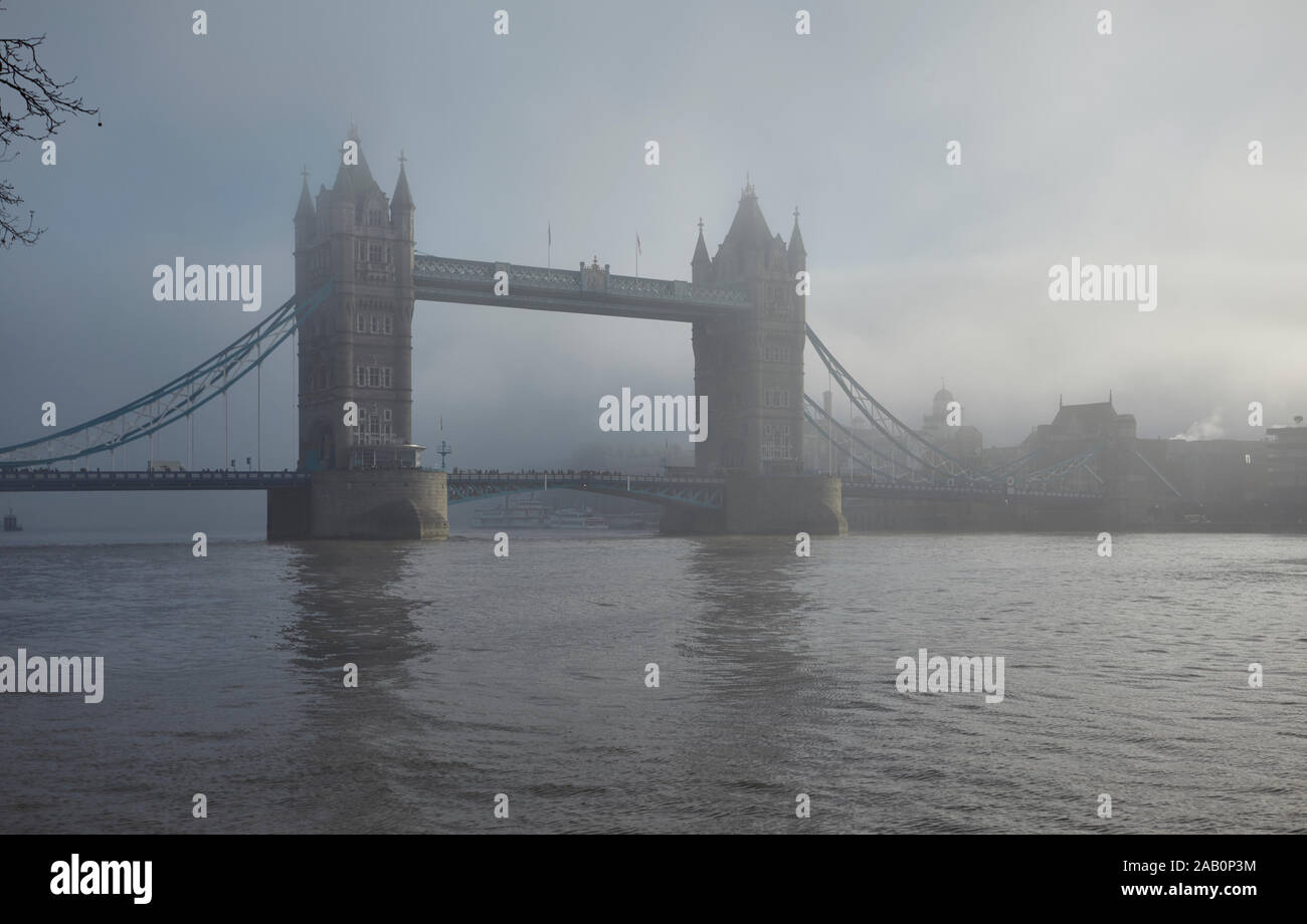 London Tower Bridge im Nebel. Stockfoto