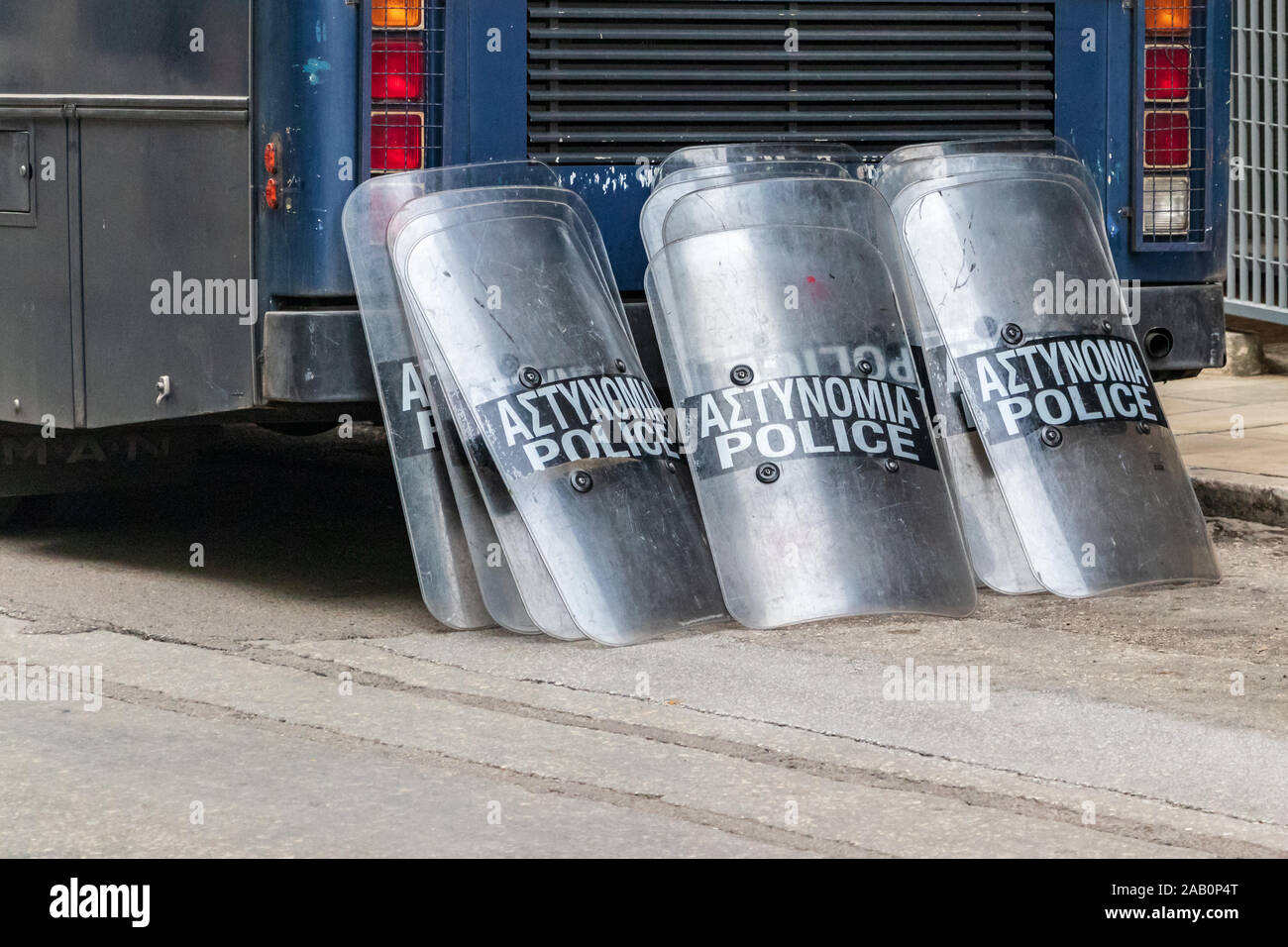 Schirme der Greek-Astynomia Polizei riot Kräfte auf der Straße in Exarcheia. Stockfoto