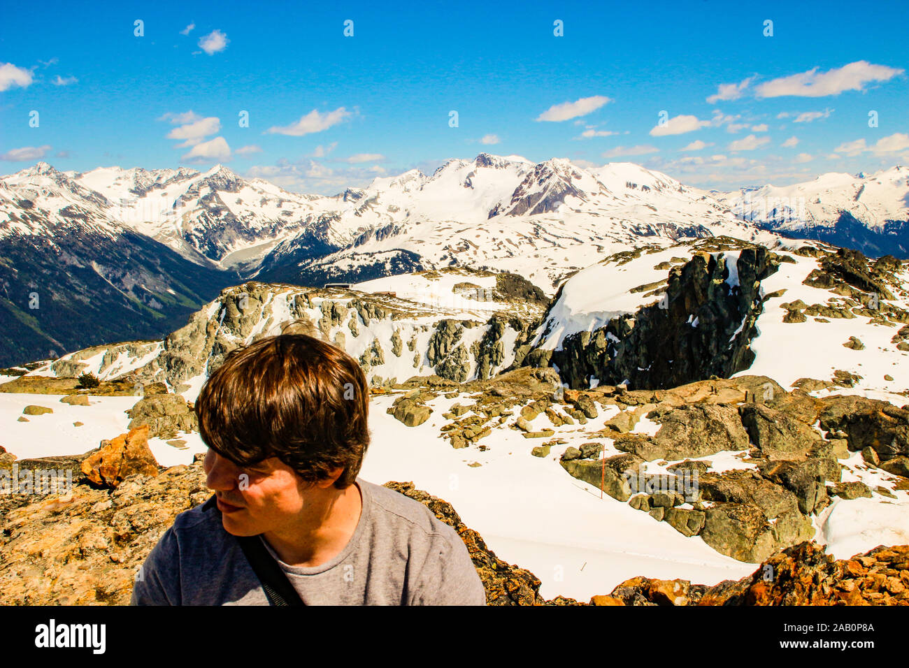 Abenteuer Mann wandern Wüste Berg mit Rucksack, outdoor Stockfoto