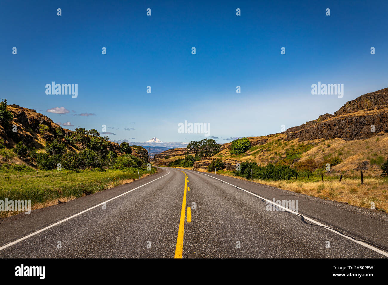 Lewis und Clark Highway folgt der Columbia River Gorge entlang der Washington Seite mit Blick auf einen weit entfernten Mount Hood im Hintergrund. Stockfoto
