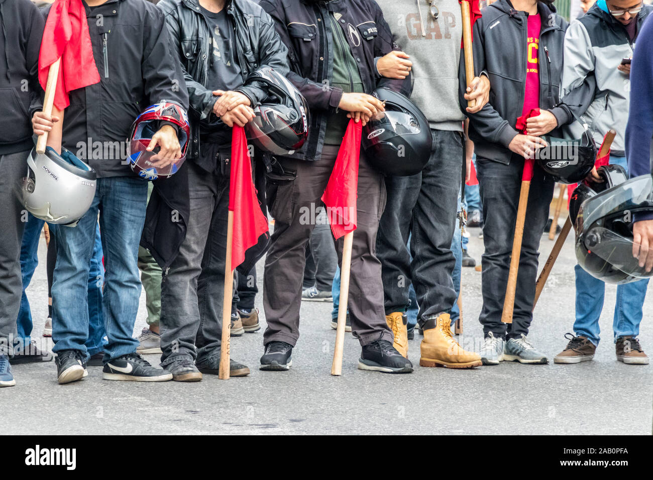 Kommunistischen Partei KKE Unterstützer März halten ihre roten Fahnen durch die 28 Oktovriou Av nächste Die Polytechnio der Universität. Stockfoto