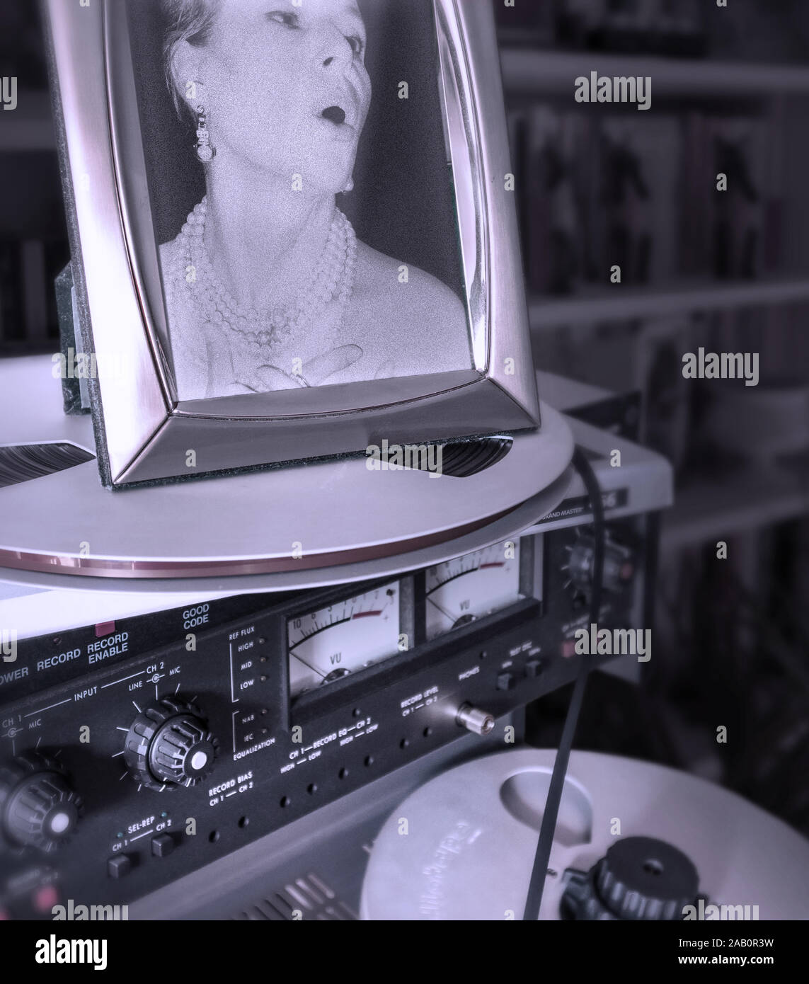 Das Porträt einer Frau, Diva, auf einen Satz von Rollen und Studio Bandmaschine.. Stockfoto