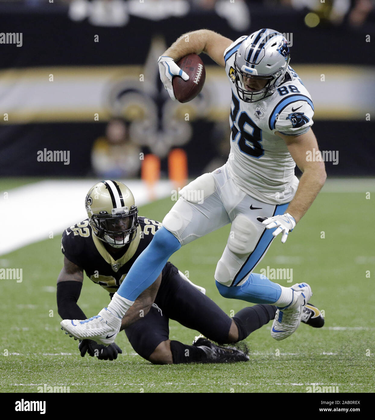 New Orleans, USA. 24 Nov, 2019. Carolina Panthers festes Ende Greg Olsen (88) wird von New Orleans Saints Defensive zurück Chauncey Gardner-Johnson (22) für einen 15 Yards im Mercedes-Benz Superdome in New Orleans am Sonntag, 24. November 2019. Foto von AJ Sisco/UPI Quelle: UPI/Alamy leben Nachrichten Stockfoto