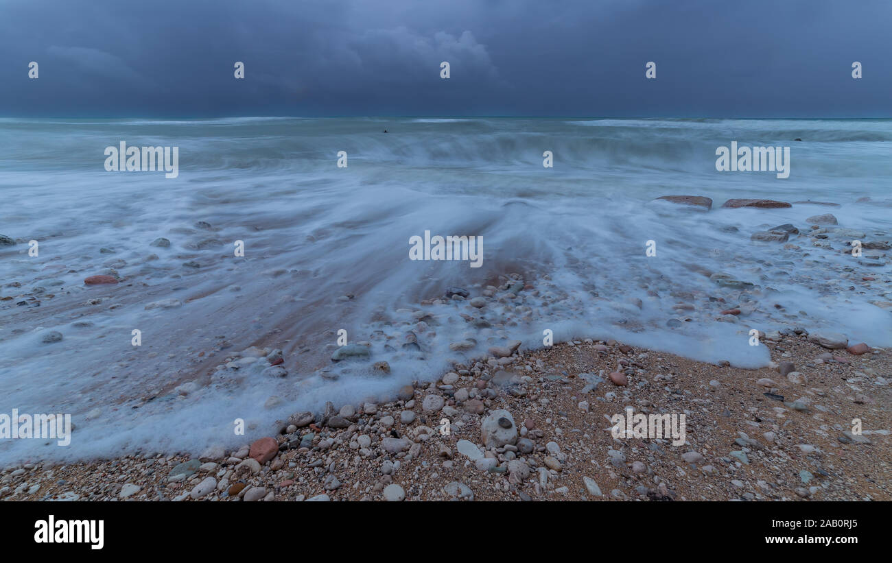 Wellen bei einem sirocco Sturm im Herbst in Cadiz Bay Stockfoto