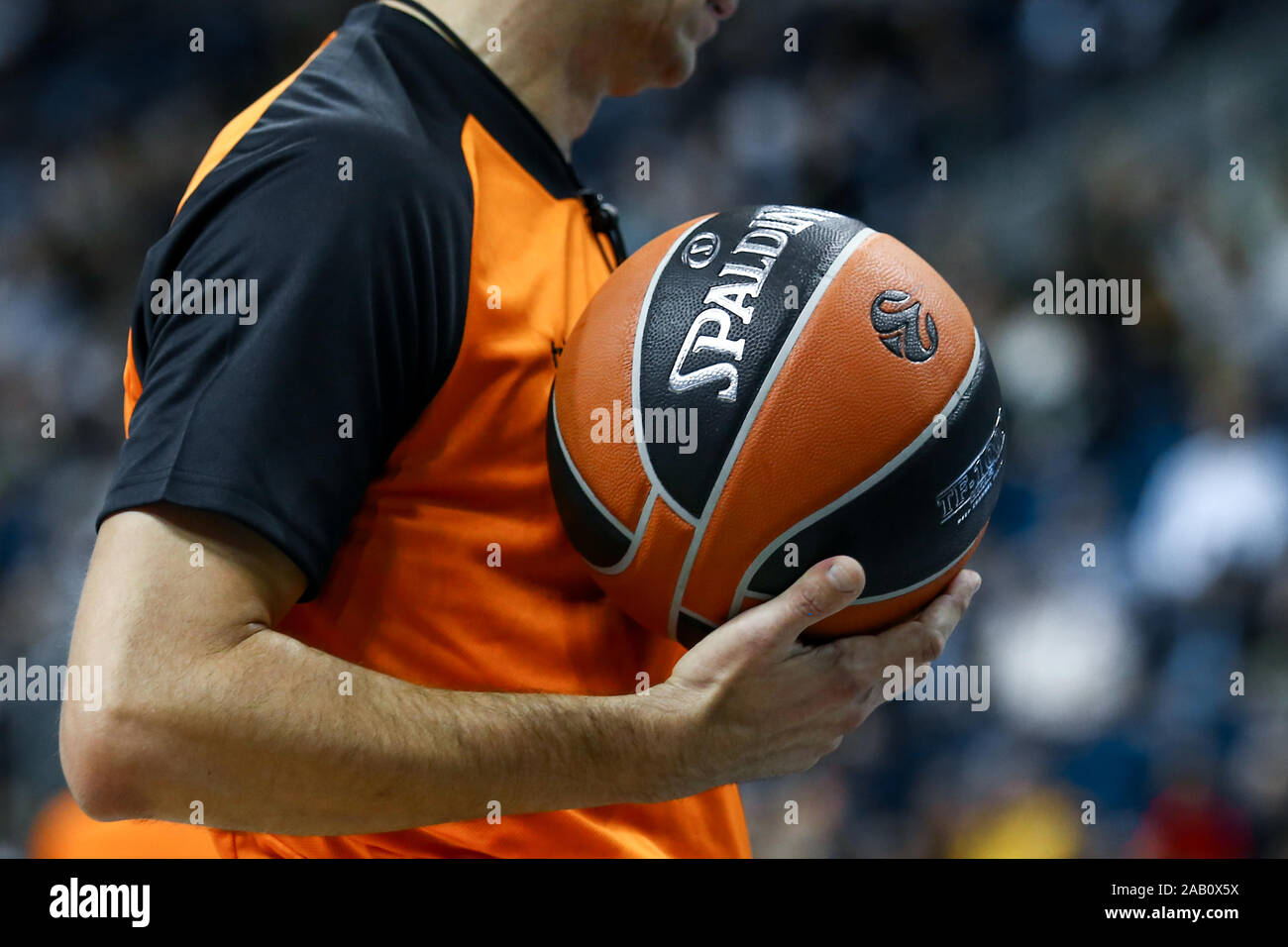 Berlin, Deutschland, Oktober 04, 2019: Ein Schiedsrichter enthält die offiziellen Warenkorb spiel ball während eines EuroLeague Übereinstimmung zwischen Alba Berlin und Zenit Stockfoto