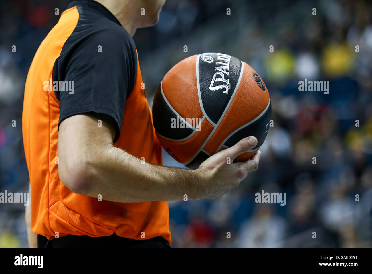 Berlin, Deutschland, Oktober 04, 2019: Ein Schiedsrichter enthält die offiziellen Warenkorb spiel ball während eines EuroLeague Übereinstimmung zwischen Alba Berlin und Zenit Stockfoto