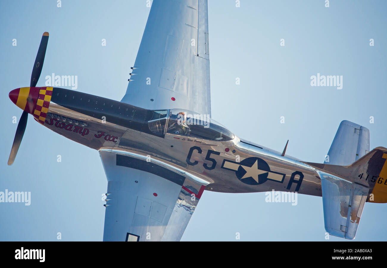 MONROE, NC (USA) - 9 November, 2019: eine P-51 Mustang Jagdflugzeug im Flug bei den Warbirds über Monroe Air Show. Stockfoto