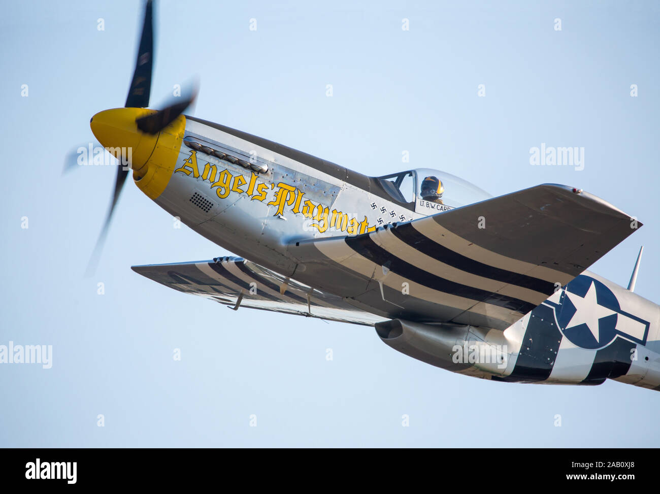 MONROE, NC (USA) - 9 November, 2019: eine P-51 Mustang Jagdflugzeug im Flug bei den Warbirds über Monroe Air Show. Stockfoto