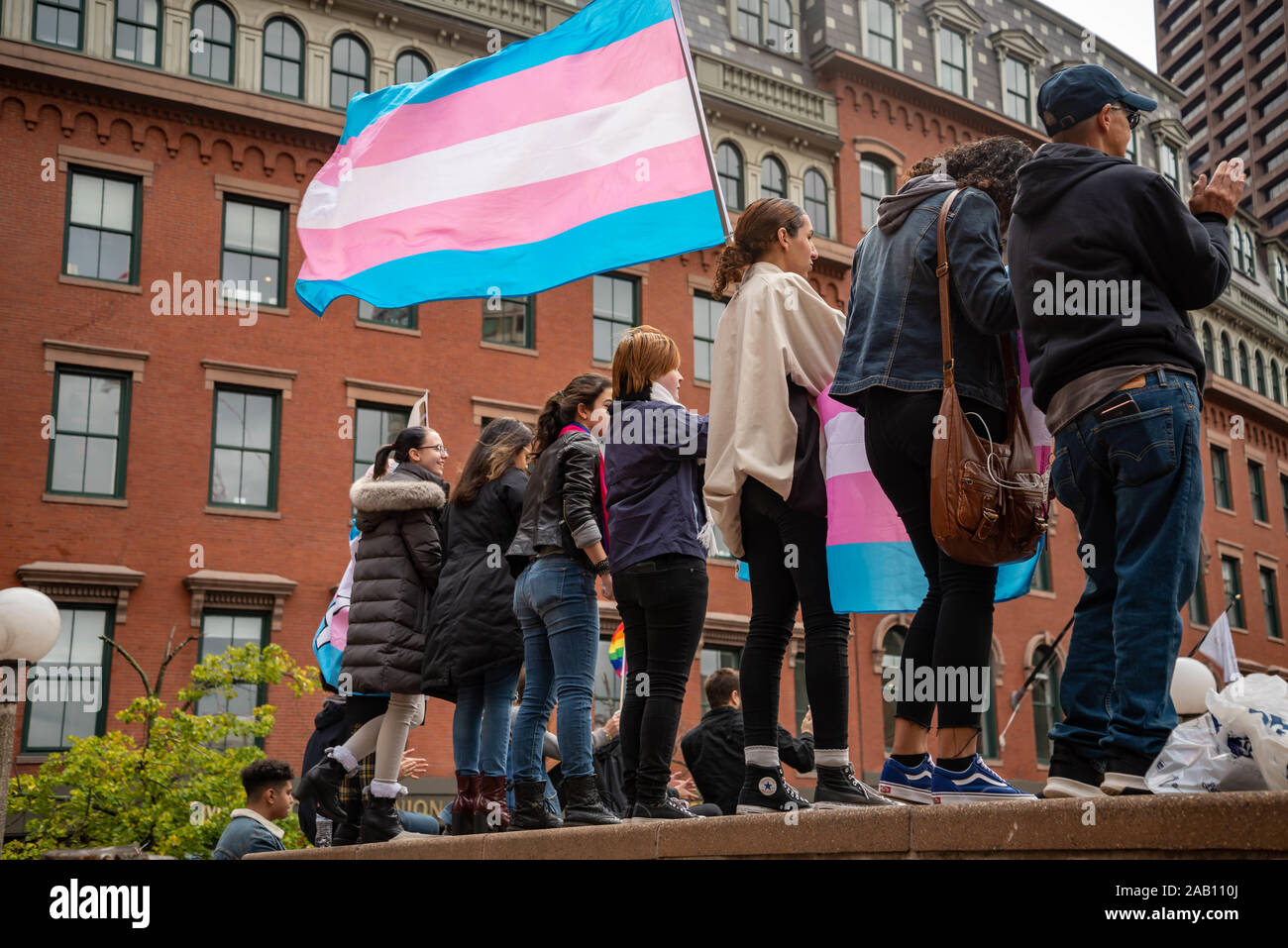 Demonstrant marschieren für den Frieden pride Regenbogen Flagge an der Boston März für unser Leben politische Kundgebung. Stockfoto