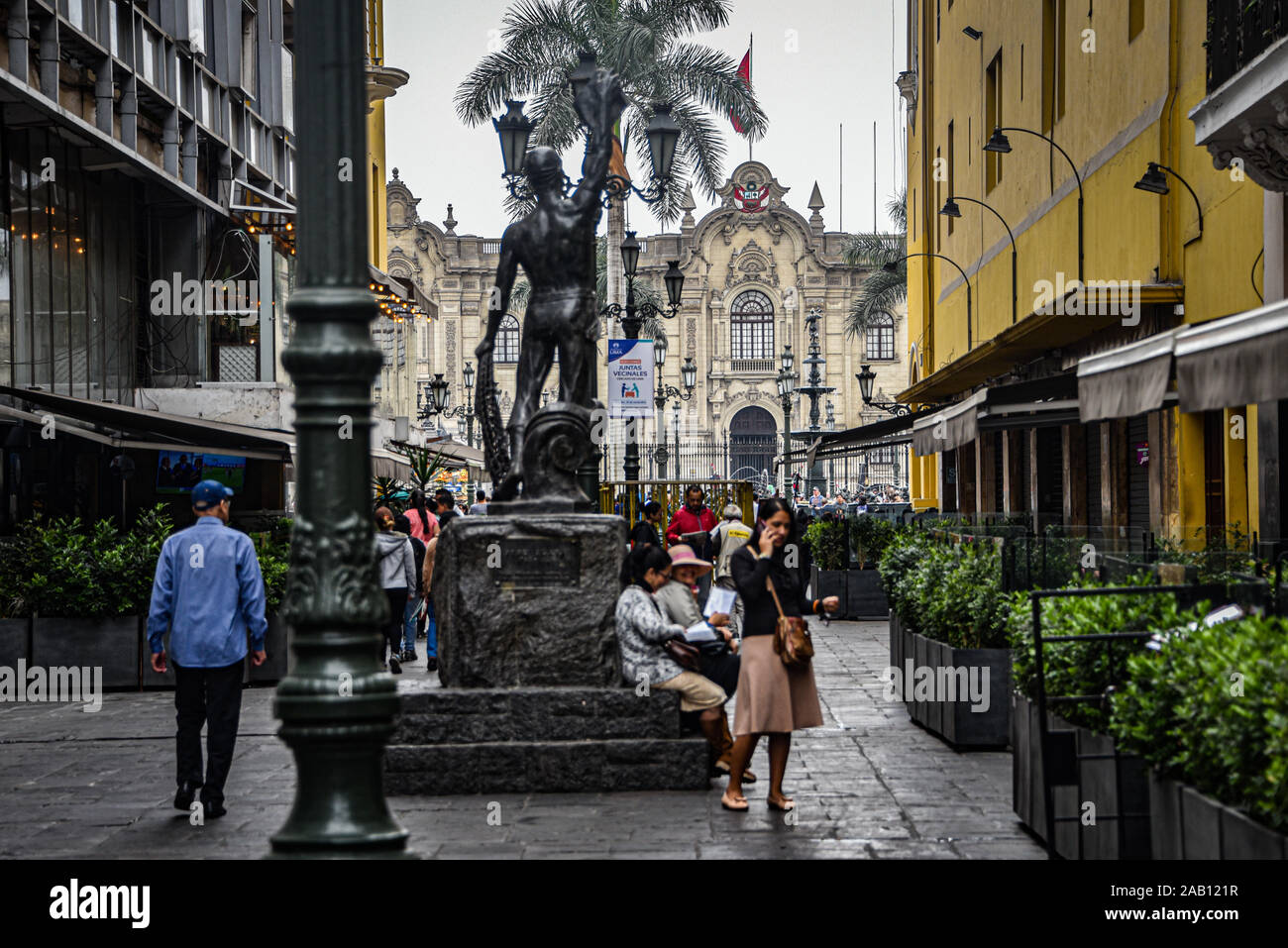 Lima, Peru - 17.November 2019: Menschen zu Fuß zwischen Callejon de Petateros und Lima's Central Plaza Stockfoto