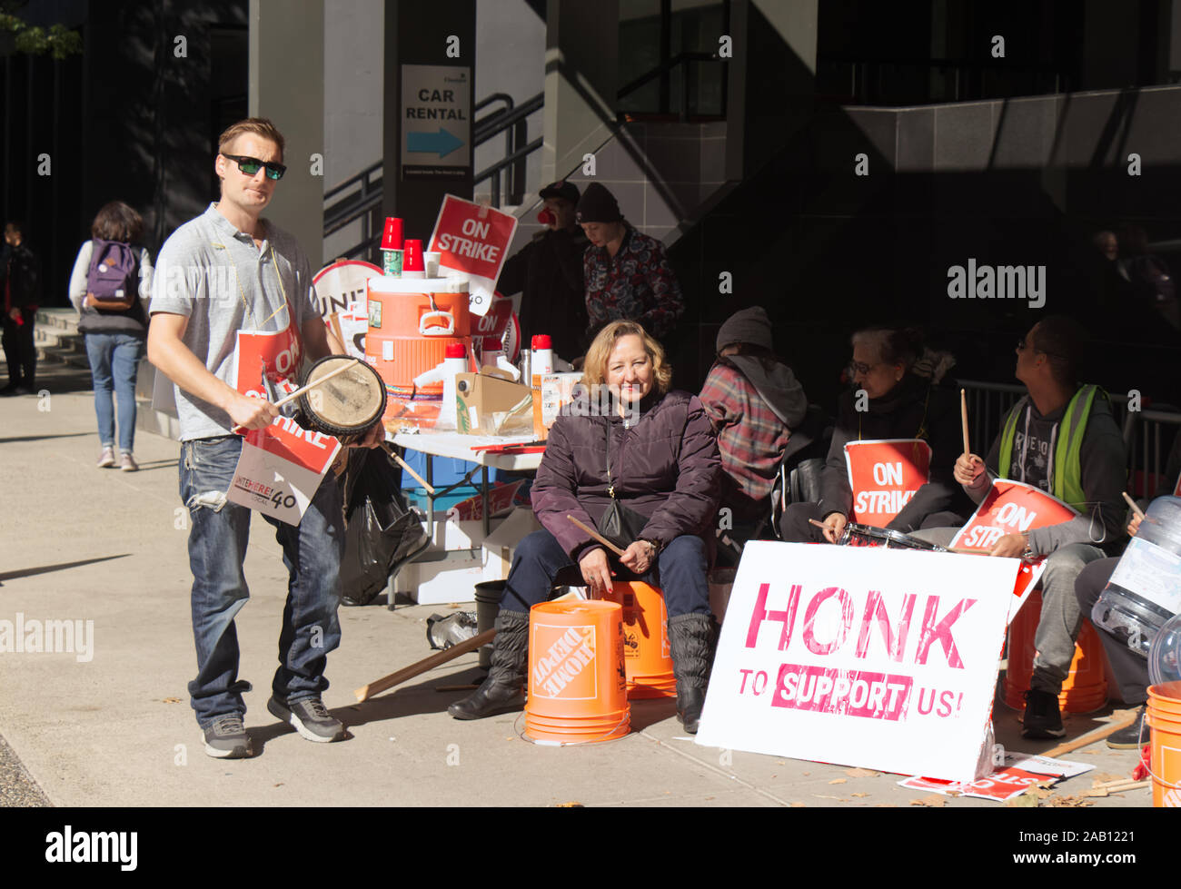 Vancouver, Kanada - September 27,2019: Aktivisten sitzen auf der Hastings Street vor Pinnacle Hotel. Markante hotel Arbeitnehmer block Bürgersteig in d Stockfoto