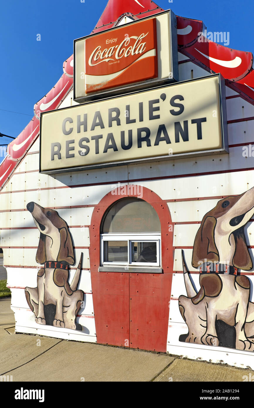 Charlie's Dog House Diner, auch als Charlie's Restaurant bekannt, ist eine retro Americana Diner auf brookpark Straße in Cleveland, Ohio, USA. Stockfoto